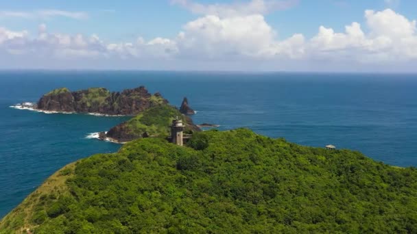 丘の上に灯台の空中ビューと島と青い海 エンガーノ岬 パラウイ島 サンタアナ フィリピン — ストック動画