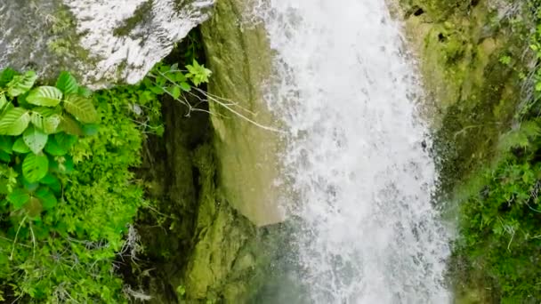 スローモーションでジャングルの中の滝の空中ドローン 熱帯雨林のInambakan滝 フィリピンのセブ — ストック動画