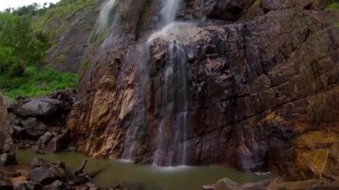 Dağ uçurumundan tropik şelale. Diyaluma Şelalesi, Sri Lanka.