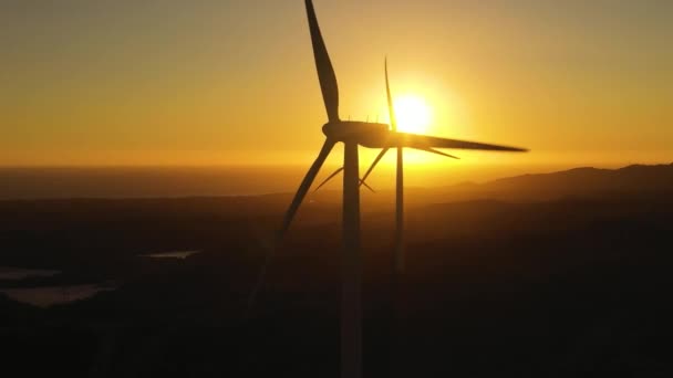 Günbatımında Yenilenebilir Elektrik Üretimi Için Yel Değirmenleri Grubunun Hava Görüntüsü — Stok video