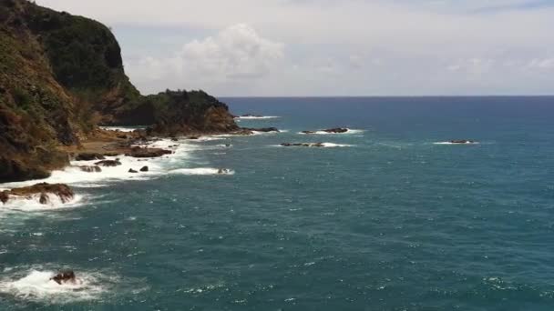 島と海サーフィンのロッキーな海岸 サンタアナ ルゾン フィリピン — ストック動画