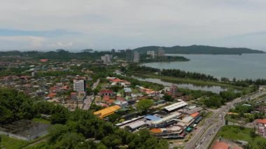 Konut alanları, sokakları ve evleri olan Kota Kinabalu şehri. Borneo, Sabah, Malezya.