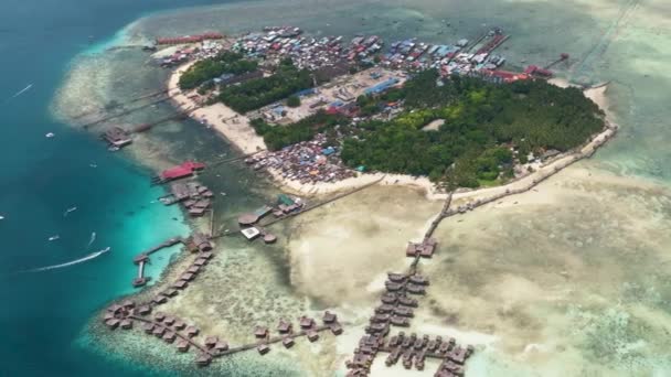 Αεροφωτογραφία Του Τροπικού Νησιού Mabul Στη Γαλάζια Θάλασσα Κοραλλιογενή Ύφαλο — Αρχείο Βίντεο