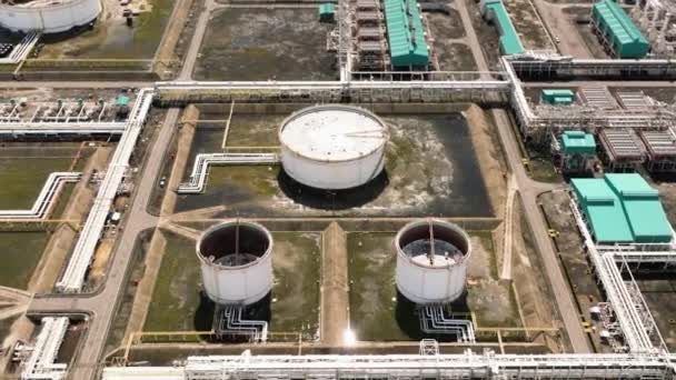 石油ターミナルは石油と石油化学の貯蔵のための産業施設である 石油製造製品 マレーシアのサバ州ボルネオ — ストック動画