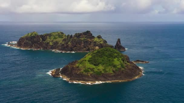 熱帯の島と青い海の空中ドローン ハーモス アイランド サンタ カガヤン フィリピン — ストック動画