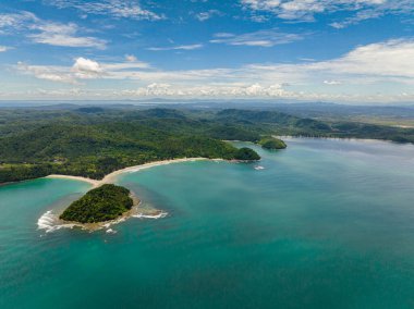 Tropiklerde kristal berrak su bulunan tropikal plajın hava dronu. Sabah, Borneo, Malezya.