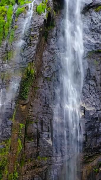 Widok Góry Wodospad Diyaluma Górskim Wąwozie Tropikalnej Dżungli Pionowe Wideo — Wideo stockowe