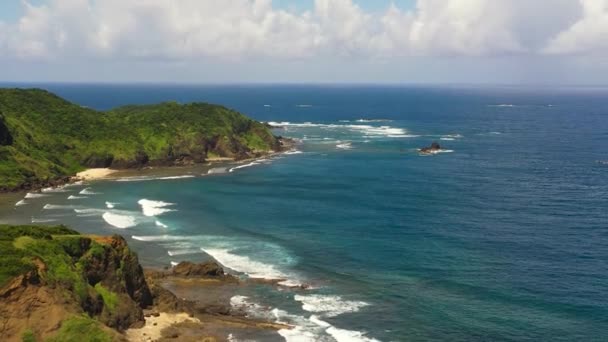 ビーチと熱帯雨林を持つ島の海岸 エンガノ岬 パラウイ島 サンタアナ フィリピン — ストック動画