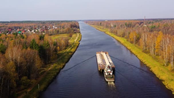 川の上にバルジの空中ビュー 川のタグボートは 川に貨物船 貨物船を移動します 川のタグボートは貨物船を移動します 秋の風景 — ストック動画