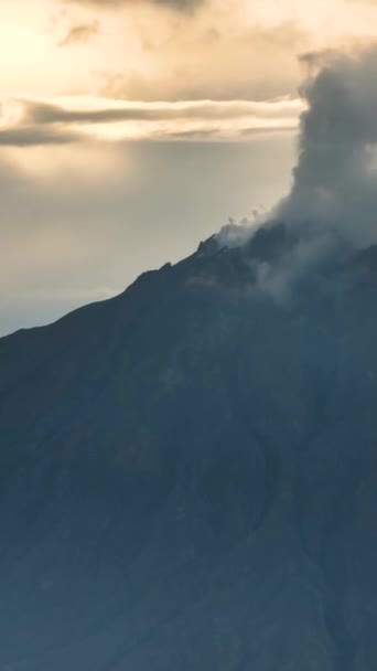 Sinabung Dağı Endonezya Nın Sumatra Adasında Aktif Bir Volkandır Dikey — Stok video