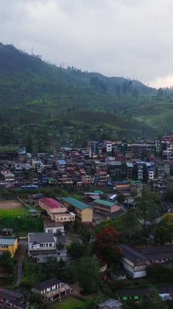 Luftaufnahme Der Stadt Maskeliya Inmitten Der Berge Und Teeplantagen Sri — Stockvideo