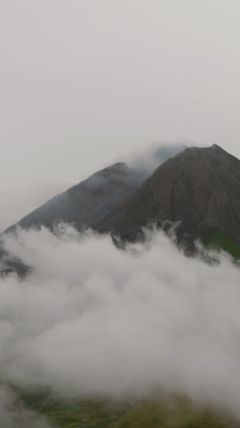 Prachtige Sinabung Vulkaan Met Wolken Sumatra Indonesië Verticale Video — Stockvideo