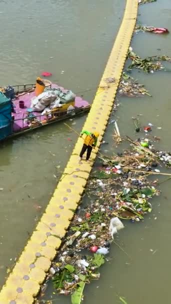 Workers Clean River Debris Floating Rubbish Trapper Jakarta Indonesia Vertical — Stock Video