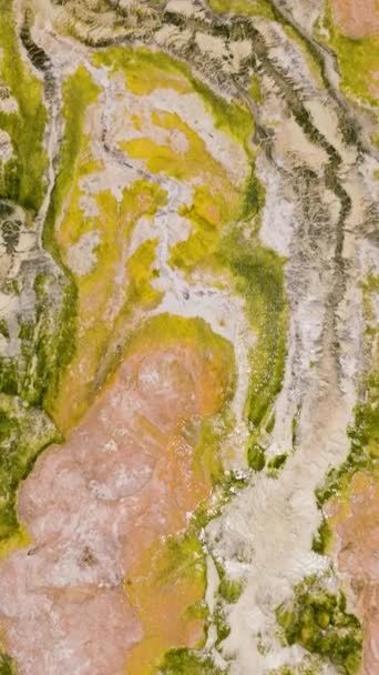锡波霍隆温泉中的热沸腾硫河和温泉的俯瞰 印度尼西亚苏门答腊 垂直录像 — 图库视频影像