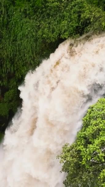 Dron Aéreo Cascada Selva Cámara Lenta Telun Berasap Falls Sumatra — Vídeos de Stock