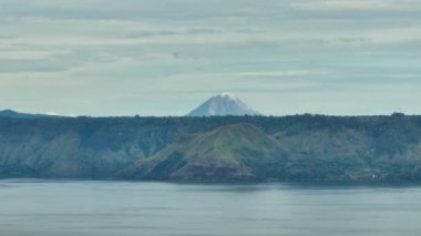 Büyük volkanik Toba Gölü ve Sinabung Dağı. Sumatra, Endonezya.