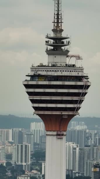 クアラルンプール マレーシア 2022年9月11日 建物や高層ビルを備えたメナラ クアラルンプールとダウンタウンの空中ビュー バーティカルビデオ — ストック動画