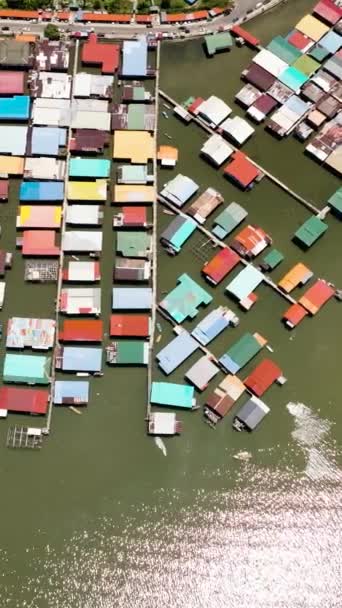 Drone Aéreo Aldeia Pescadores Ilha Bornéu Com Casas Palafitas Mar — Vídeo de Stock