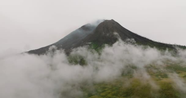 Luchtdrone Van Berg Sinabung Een Stratovulkaan Het Karo Plateau Sumatra — Stockvideo
