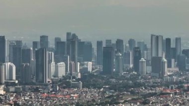 Gökdelenleri ve yerleşim alanları olan Jakarta şehrinin havadan görünüşü. Endonezya.