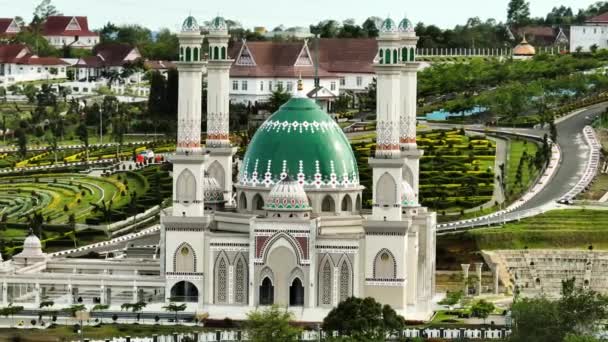Vista Aérea Hermosa Mezquita Fondo Las Montañas Masjid Agung Syahrun — Vídeos de Stock