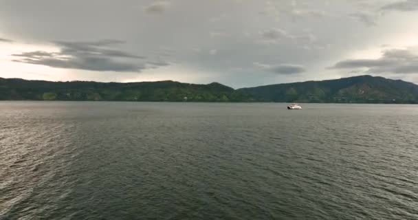Luchtdrone Van Lake Toba Samosir Eiland Bij Zonsondergang Sumatra Indonesië — Stockvideo
