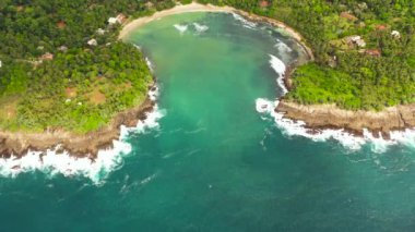 Palmiye ağaçlarının arasında Hiriketiya plajı olan körfez manzarası. Sri Lanka 'da sörf yeri.