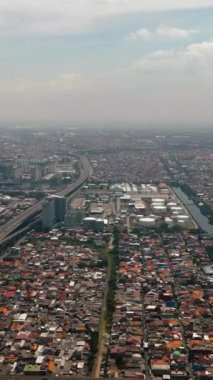 Jakarta yerleşim bölgesinin ve deniz limanının insansız hava aracı. Endonezya 'da. Dikey video.