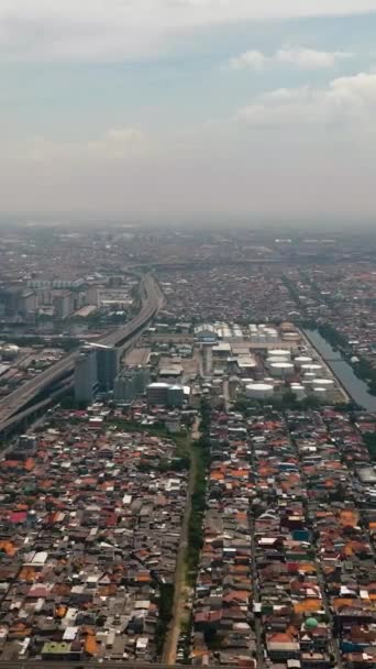 Luftdrohne Über Wohngebiet Und Seehafen Von Jakarta Indonesien Vertikales Video — Stockvideo