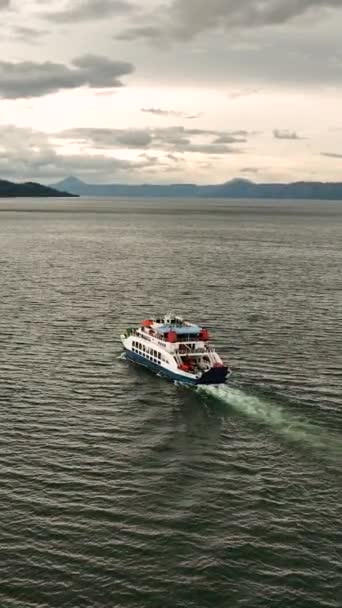 Traghetti Sul Lago Toba Tra Montagne Sumatra Indonesia Video Verticale — Video Stock