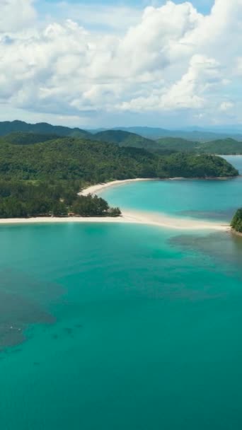 Piaszczysta Plaża Turkusowa Woda Tropikalnego Morza Plaża Kelambu Borneo Malezja — Wideo stockowe