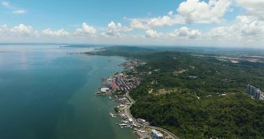 Malezya 'nın Borneo adasındaki Sandakan şehrinin deniz manzarası.