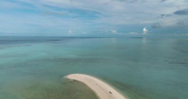 Tropiklerde kristal berrak su bulunan kumlu kumsalın hava aracı. Timba Timba adası. Tun Sakaran Deniz Parkı. Borneo, Sabah, Malezya.