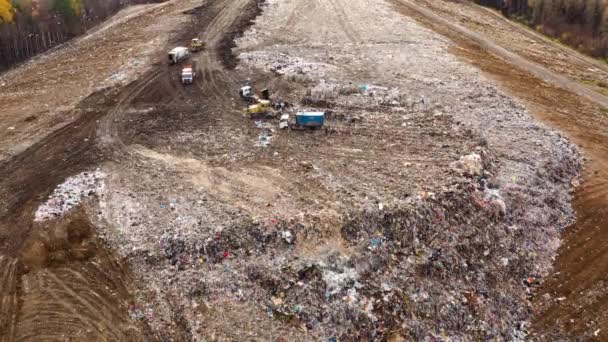 Atıklarından Büyük Bir Çöp Yığını Çöp Kamyonları Çöp Sahasına Çöp — Stok video