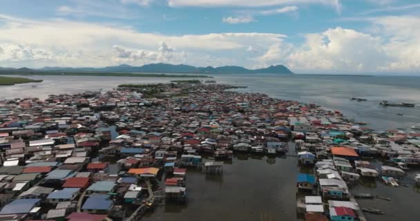 渔民和农民在水面上的传统房屋的空中无人机 婆罗洲穷人的住房 Semporna Sabah Malaysia — 图库视频影像