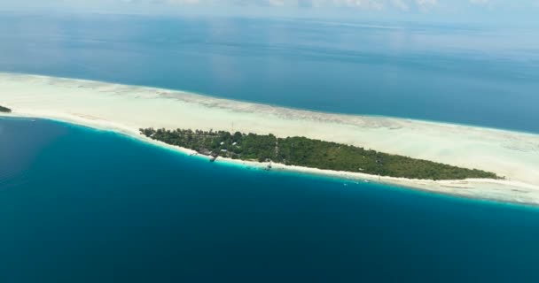 Αεροφωτογραφία Του Νησιού Mataking Κοραλλιογενή Ύφαλο Ατόλλη Αμμώδη Παραλία Τροπικό — Αρχείο Βίντεο