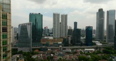 Jakarta, Endonezya - 11 Ekim 2022: Jakarta şehir merkezindeki ofis binaları ve gökdelenlerin havadan görünüşü.