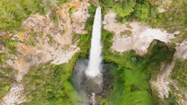 Dron Aéreo Cascada Sipiso Piso Cámara Lenta Selva Tropical Caídas — Vídeos de Stock