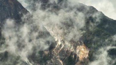 Sibayak yanardağının yamaçları bulutların arasında. Sumatra, Endonezya.