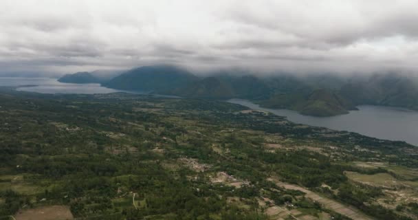 Αεροφωτογραφία Της Ακτής Της Λίμνης Toba Γεωργική Και Samosir Νησί — Αρχείο Βίντεο