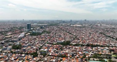 Jakarta şehrinin havadan gelen insansız hava aracı. Endonezya.