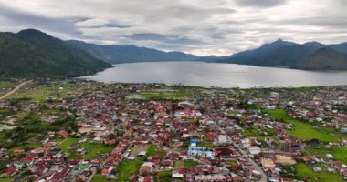 Takengon City ve Laut Tawar gölü yukarıdan görünüyor. Sumatra, Endonezya.