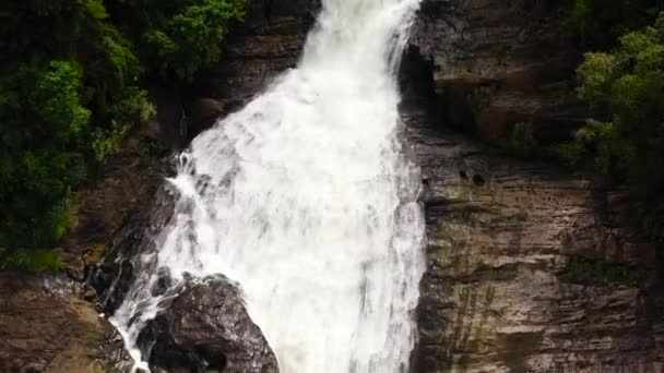 Hermosa Cascada Bosque Verde Tropical Bopath Falls Selva Montañosa Sri — Vídeo de stock