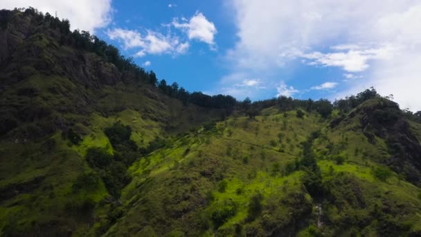 Dağlar Yağmur Ormanlarıyla Ağaçlar Bulutlarla Kaplı Mavi Gökyüzü Ella Rock — Stok video