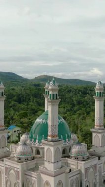 Sumatra 'daki Arap tarzı cami. Mescid Agung Syahrun Nur Tapanuli Selatan. Endonezya 'da. Dikey video.