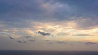 Okyanusun üzerinde güzel günbatımının hava aracı.