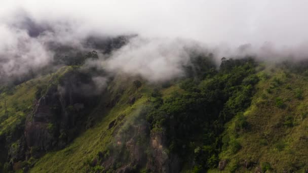 空中低空飞行的丛林和布满云彩的群山 斯里兰卡 — 图库视频影像