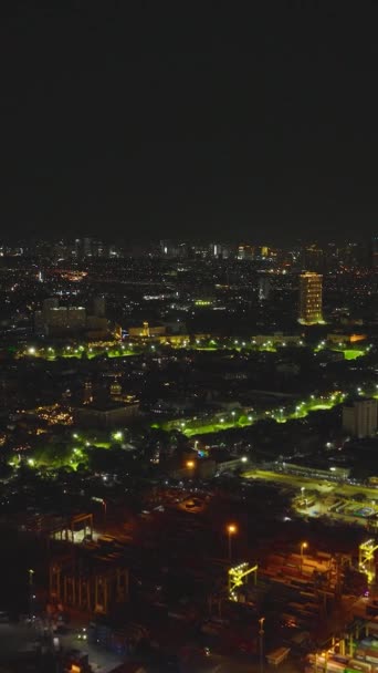 Geceleri Aydınlık Gökdelenleri Olan Manila Şehrinin Hava Aracı — Stok video