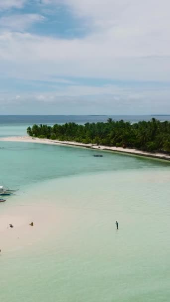 サンゴ礁とビーチがある青い海の島 オノク島 バラバック フィリピン — ストック動画