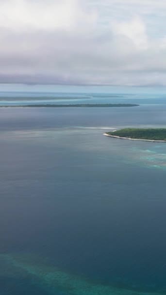 青い海の熱帯島の空中ドローン サンゴ礁とビーチ バラバック パラワン フィリピン — ストック動画